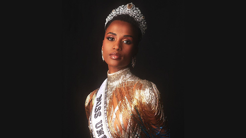 ملكة جمال الكون لعام 2019 زوزيبيني تونزي وعلى رأسها تاج 