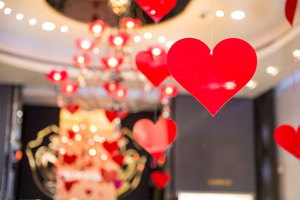 الاحتفال بيوم عيد الحب في معرض دار معوّض في دبي