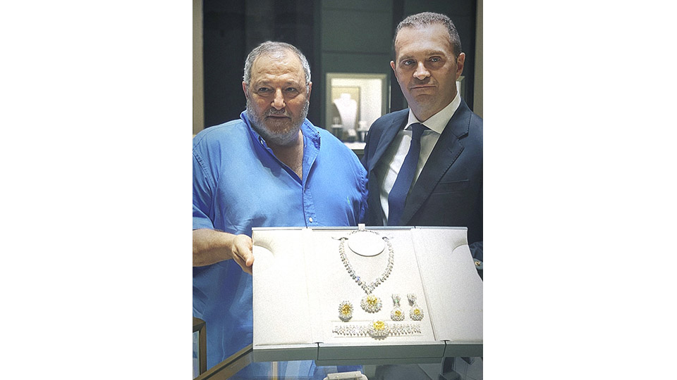 Mouawad unveils the Mouawad Dragon Yellow and White Diamond Suite, featuring the largest round brilliant vivid yellow diamond in the world