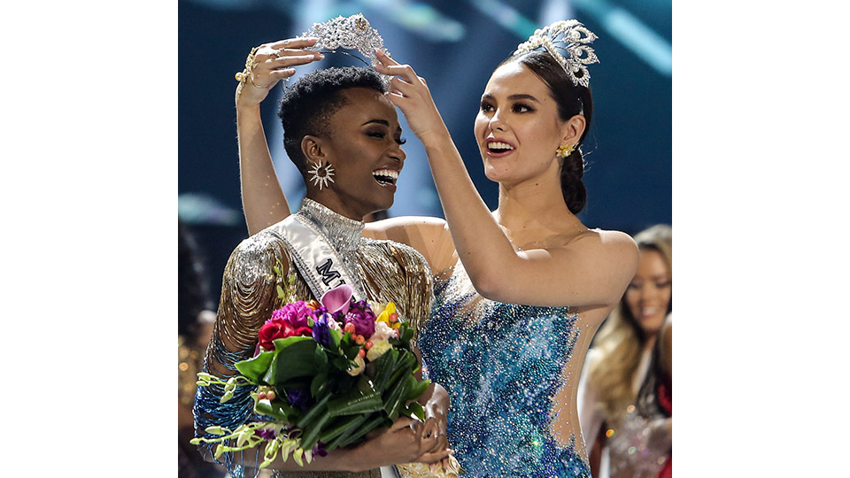 ملكة جمال الكون لعام 2019 زوزيبيني تونزي وعلى رأسها تاج 